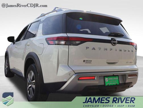 2023 Nissan Pathfinder SL 4WD
