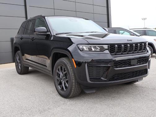 High Gloss Black 2027 Jeep Grand Cherokee Altitude
