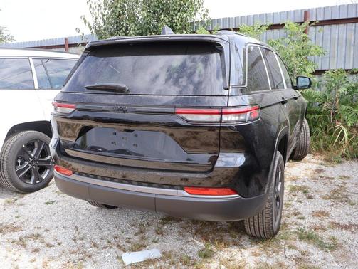 High Gloss Black 2027 Jeep Grand Cherokee Altitude