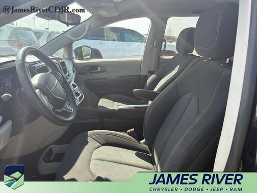 2024 Chrysler Voyager LX