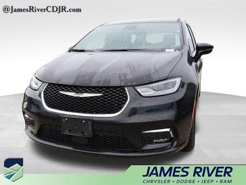 Diamond Black Crystal Pearlcoat 2025 Chrysler Pacifica L