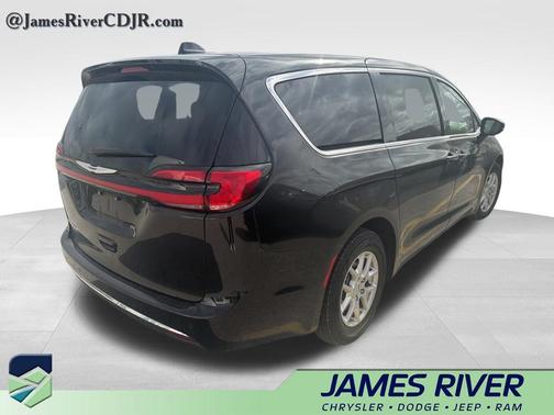 Diamond Black Crystal Pearlcoat 2025 Chrysler Pacifica L