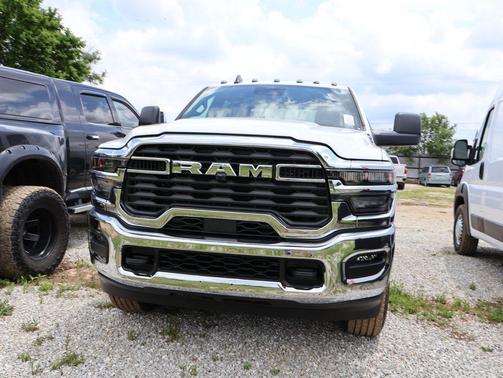 Bright White Clearcoat 2026 RAM 2500 Tradesman Crew Cab 4x4 6'4' Box