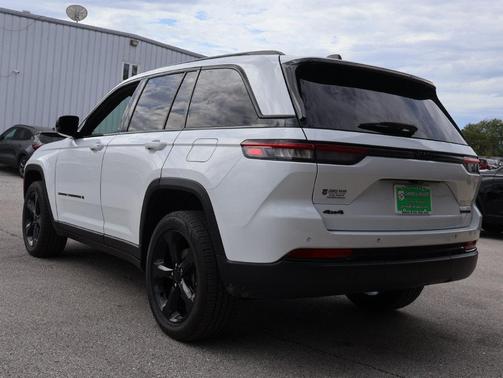 Bright White Clearcoat 2023 Jeep Grand Cherokee Limited