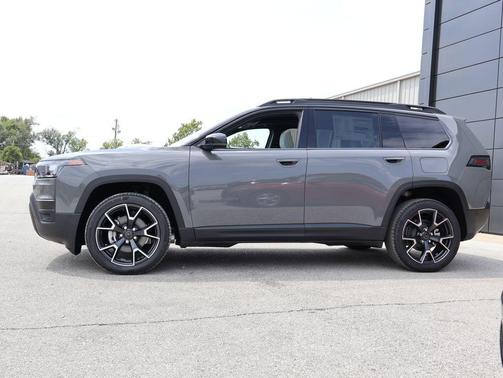 Sting-Gray Clearcoat 2026 Jeep Cherokee Overland