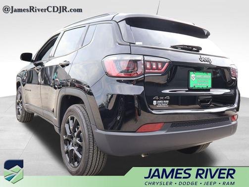 Diamond Black Crystal Pearlcoat 2026 Jeep Compass Latitude