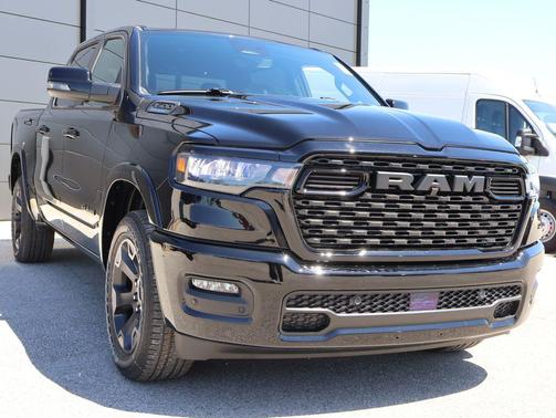 Diamond Black Crystal Pearlcoat 2026 RAM 1500 Big Horn/Lone Star