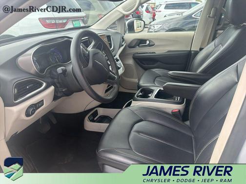 Silver Mist Clearcoat 2023 Chrysler Pacifica Touring L
