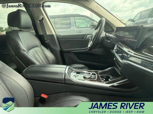 Black Sapphire Metallic 2025 BMW X7 xDrive40i