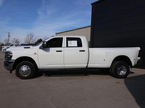 2025 RAM 3500 Tradesman Crew Cab 4x4 8' Box