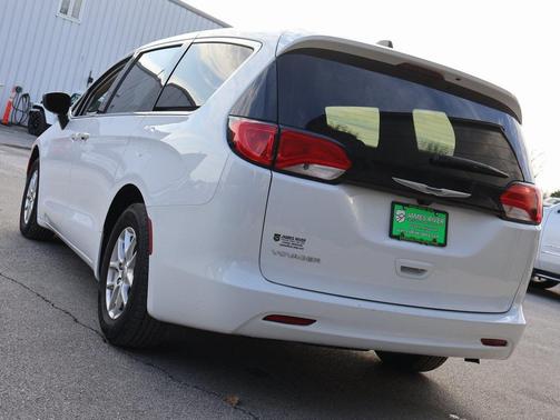 2024 Chrysler Voyager LX