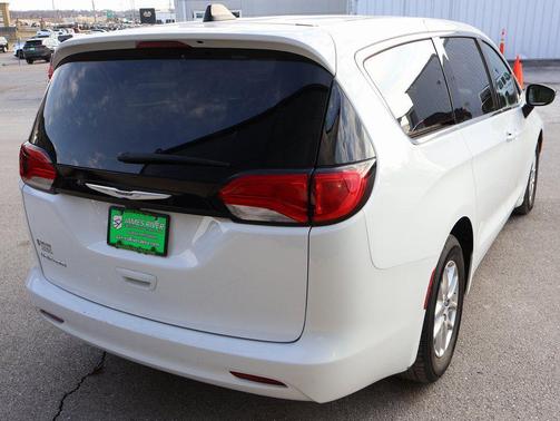 2024 Chrysler Voyager LX