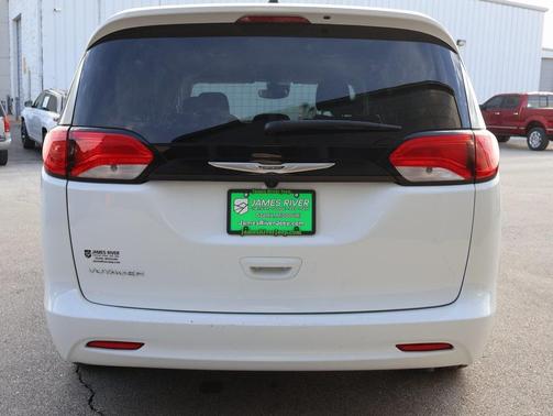 2024 Chrysler Voyager LX