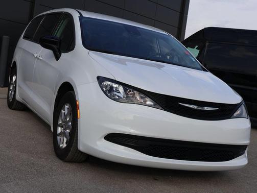 2024 Chrysler Voyager LX