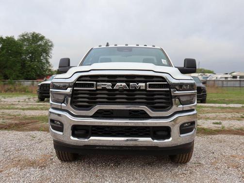 Bright White Clearcoat 2026 RAM 2500 Tradesman Regular Cab 4x4 8' Box