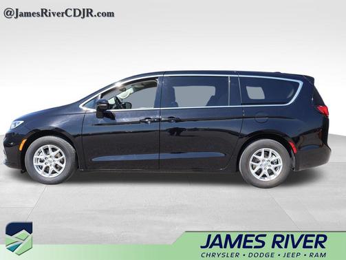 Diamond Black Crystal Pearlcoat 2024 Chrysler Pacifica Touring L