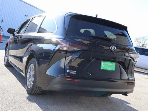 2024 Toyota Sienna LE