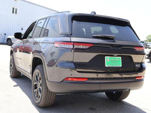 Baltic Gray Metallic Clearcoat 2026 Jeep Grand Cherokee Altitude