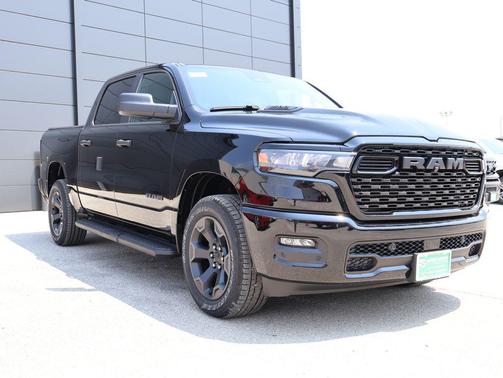 Diamond Black Crystal Pearlcoat 2026 RAM 1500 Express