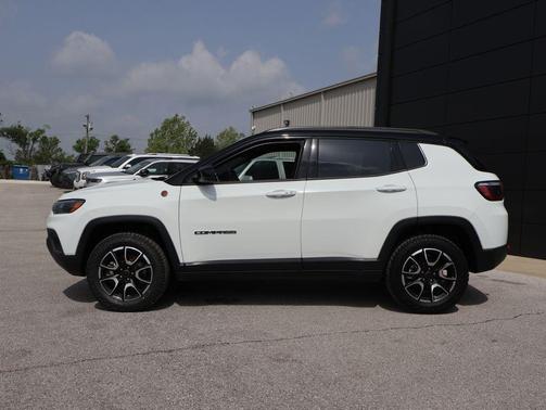 Bright White Clearcoat 2025 Jeep Compass Trailhawk