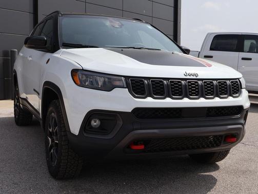 Bright White Clearcoat 2025 Jeep Compass Trailhawk