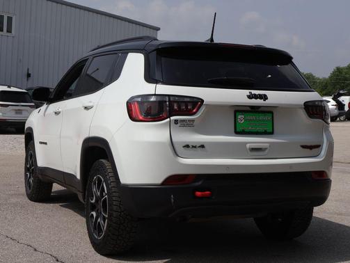 Bright White Clearcoat 2025 Jeep Compass Trailhawk