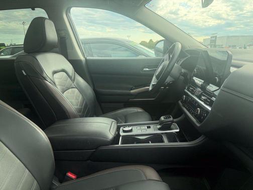 Pearl White Tricoat/Super Black 2024 Nissan Pathfinder Platinum 4WD