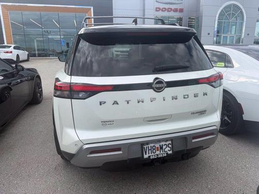 Pearl White Tricoat/Super Black 2024 Nissan Pathfinder Platinum 4WD