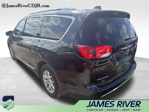 Brilliant Black Crystal Pearlcoat 2020 Chrysler Pacifica Touring L