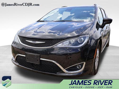 Brilliant Black Crystal Pearlcoat 2020 Chrysler Pacifica Touring L