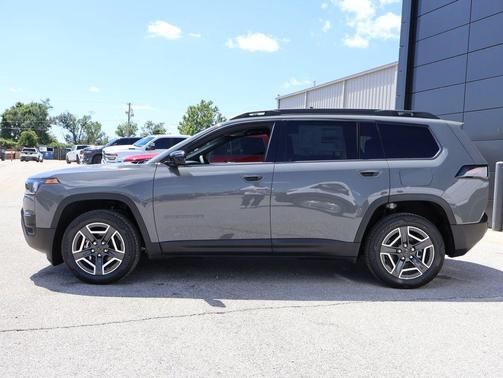 Sting-Gray Clearcoat 2026 Jeep Cherokee Laredo 4x4