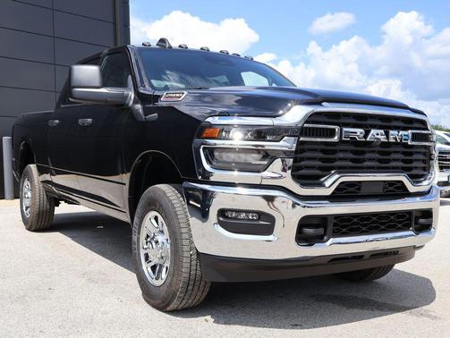 Diamond Black Crystal Pearlcoat 2026 RAM 2500 Tradesman Crew Cab 4x4 6'4' Box