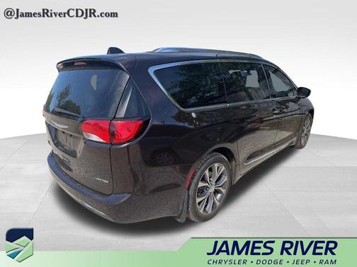 Dark Cordovan Pearlcoat 2017 Chrysler Pacifica Limited