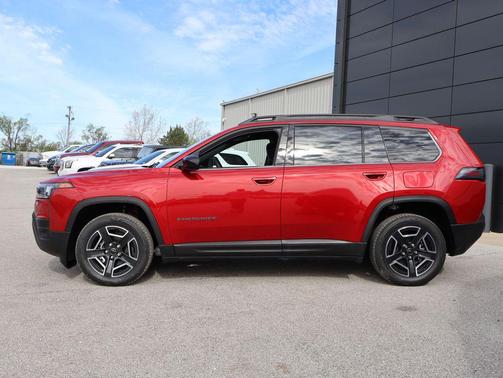 Red Hot Pearlcoat 2026 Jeep Cherokee Laredo 4x4