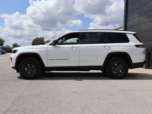 Bright White Clearcoat 2027 Jeep Grand Cherokee L Laredo