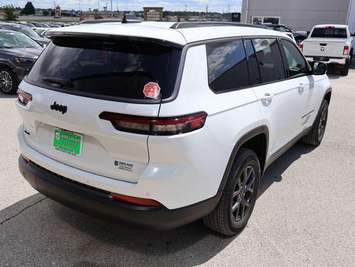 Bright White Clearcoat 2027 Jeep Grand Cherokee L Laredo
