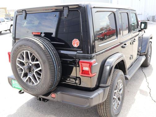 2026 Jeep Wrangler 4-Door Sahara 4x4