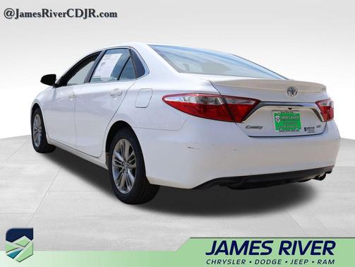 Super White 2016 Toyota Camry SE