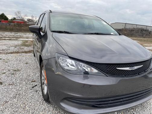 2020 Chrysler Voyager LX