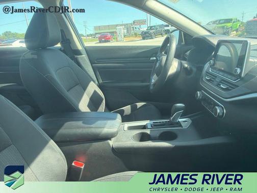Super Black Clearcoat 2025 Nissan Altima 2.5 SV
