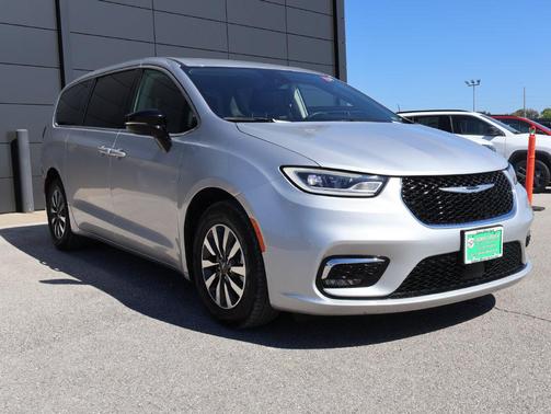 Silver Mist Clearcoat 2024 Chrysler Pacifica Hybrid Select