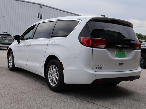 Bright White Clearcoat 2027 Chrysler Pacifica LX