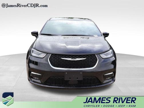 Diamond Black Crystal Pearlcoat 2025 Chrysler Pacifica L