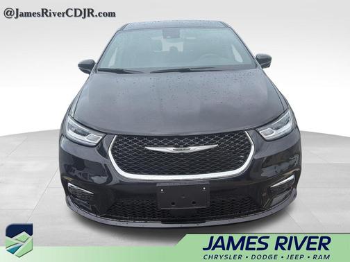 Diamond Black Crystal Pearlcoat 2025 Chrysler Pacifica L