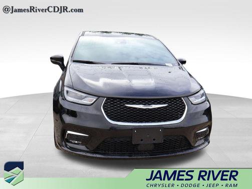 Diamond Black Crystal Pearlcoat 2025 Chrysler Pacifica L