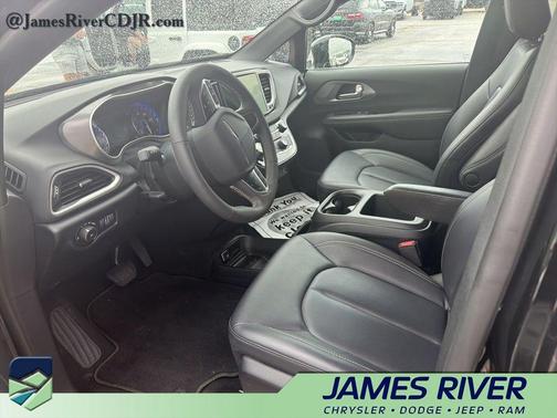 Diamond Black Crystal Pearlcoat 2025 Chrysler Pacifica L