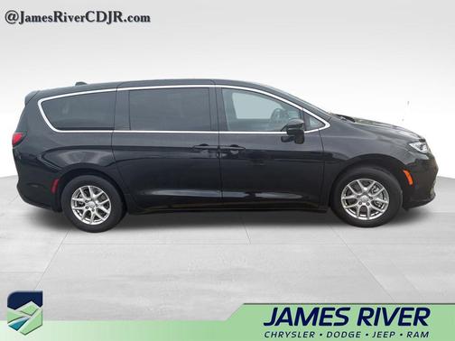 Diamond Black Crystal Pearlcoat 2025 Chrysler Pacifica L