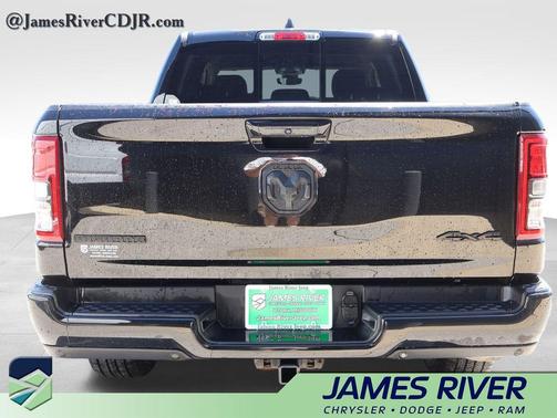 Diamond Black Crystal Pearlcoat 2022 RAM 1500 Big Horn/Lone Star