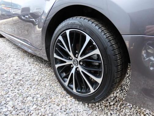 Photo 2 of 7 of 2020 Toyota Camry SE