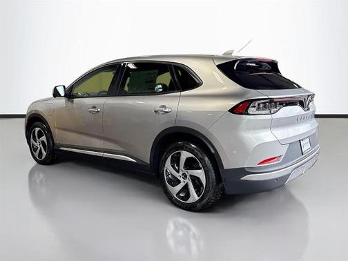 2025 VinFast VF 8 Eco